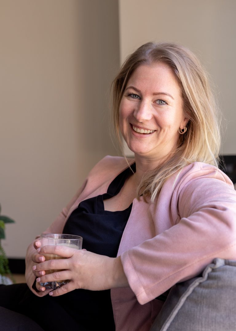 Femke op de bank met een kop koffie